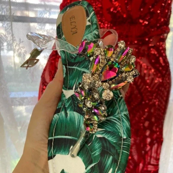 Green and cream tropical leaf sandals w rhinestone brooch Elya approx 7 unsized - Picture 2 of 5